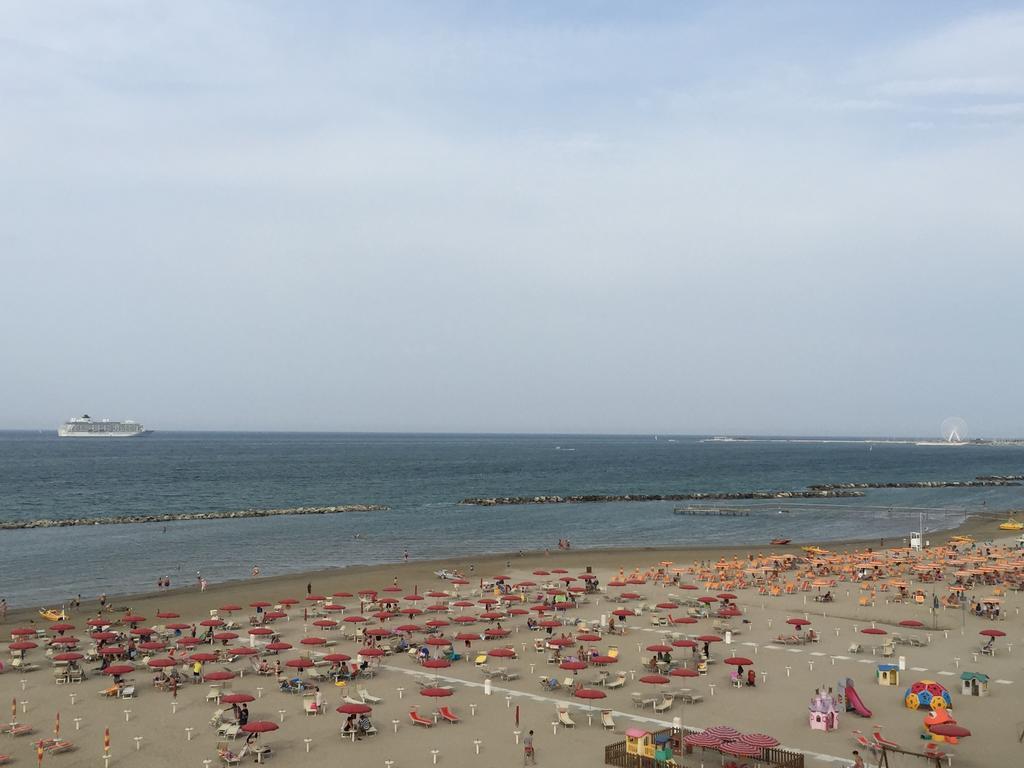 Hotel Cosmopolita Rimini Bagian luar foto