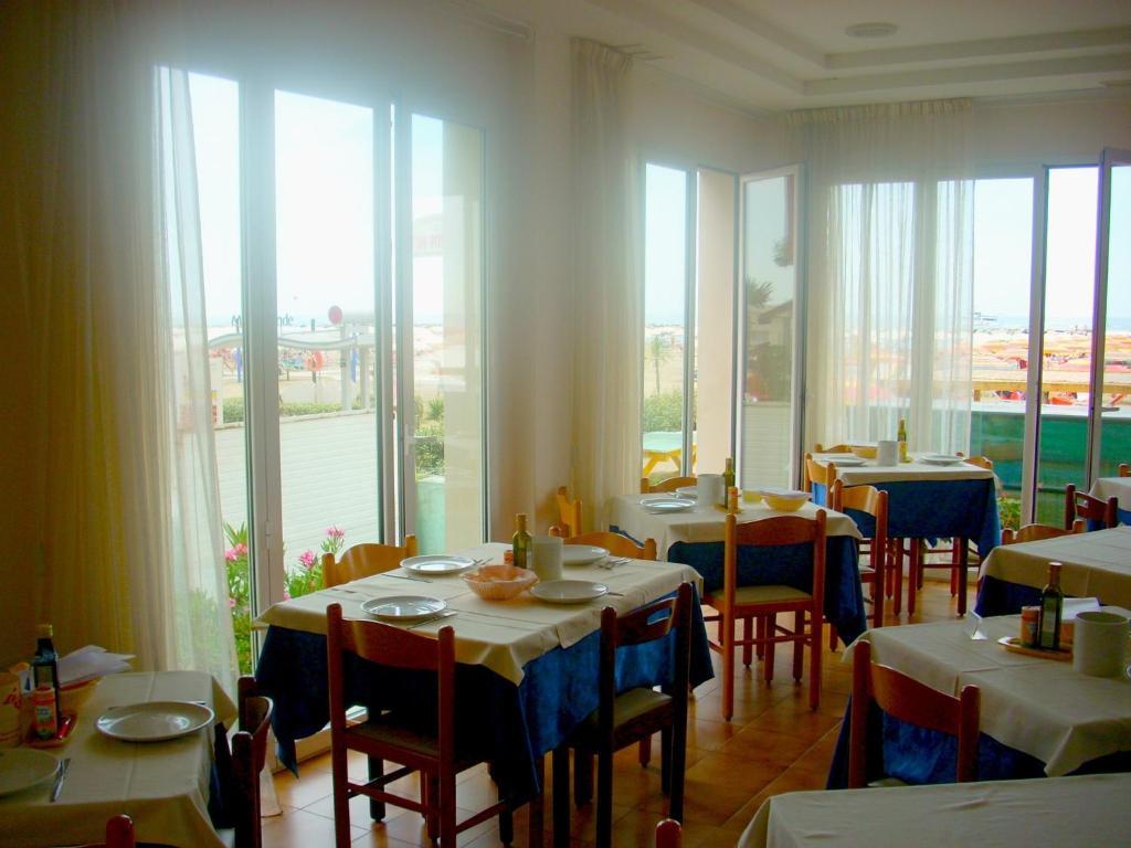 Hotel Cosmopolita Rimini Bagian luar foto